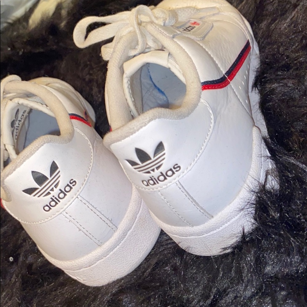 Tennis shoes